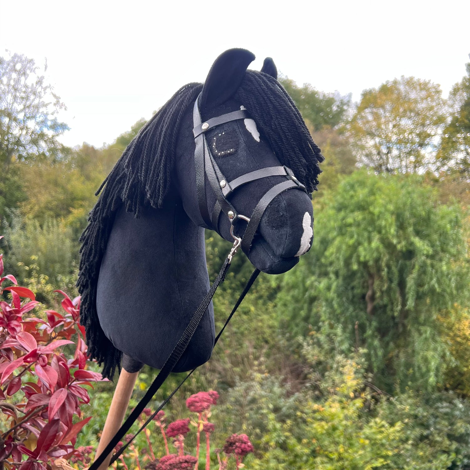 Hobbyhorse model Paard, zwart met bles, snap, Engels hoofdstel