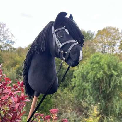 Hobbyhorse model Paard, zwart met bles, snap, Engels hoofdstel