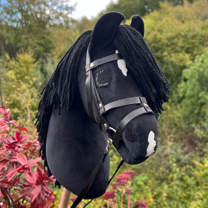 Hobbyhorse model Paard, zwart met bles, snap, Engels hoofdstel