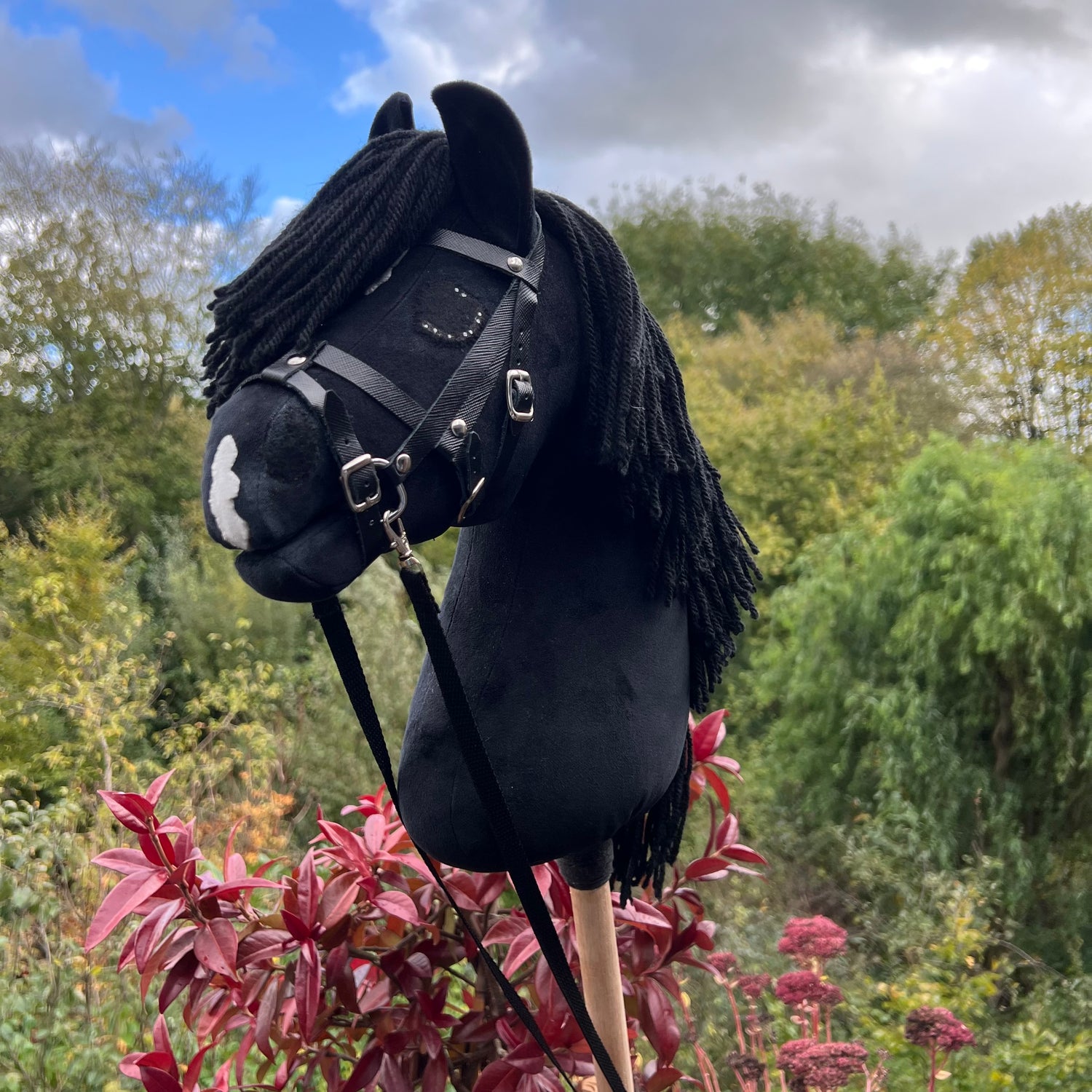 Hobbyhorse model Paard, zwart met bles, snap, Engels hoofdstel