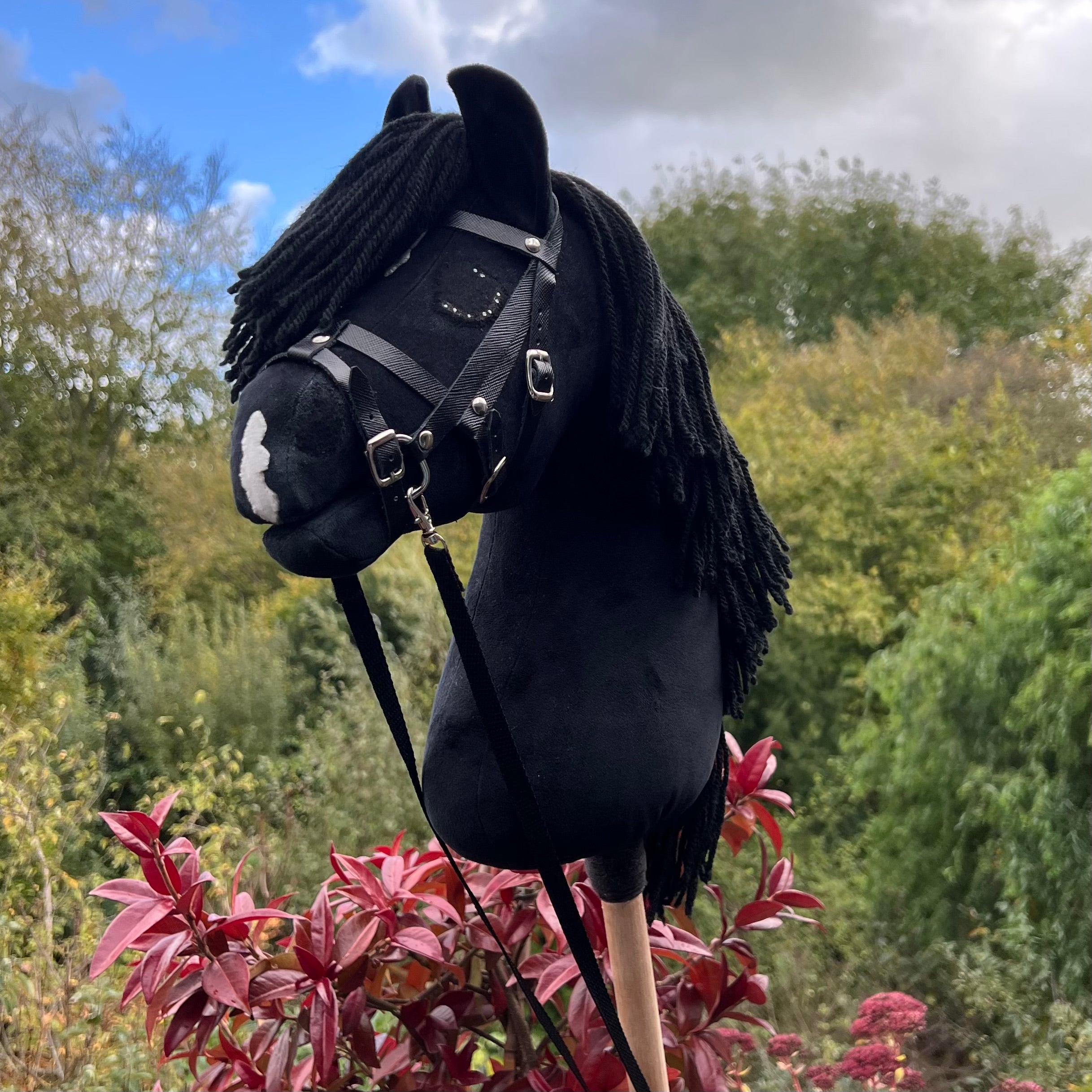 Hobbyhorse model Paard, zwart met bles, snap, Engels hoofdstel