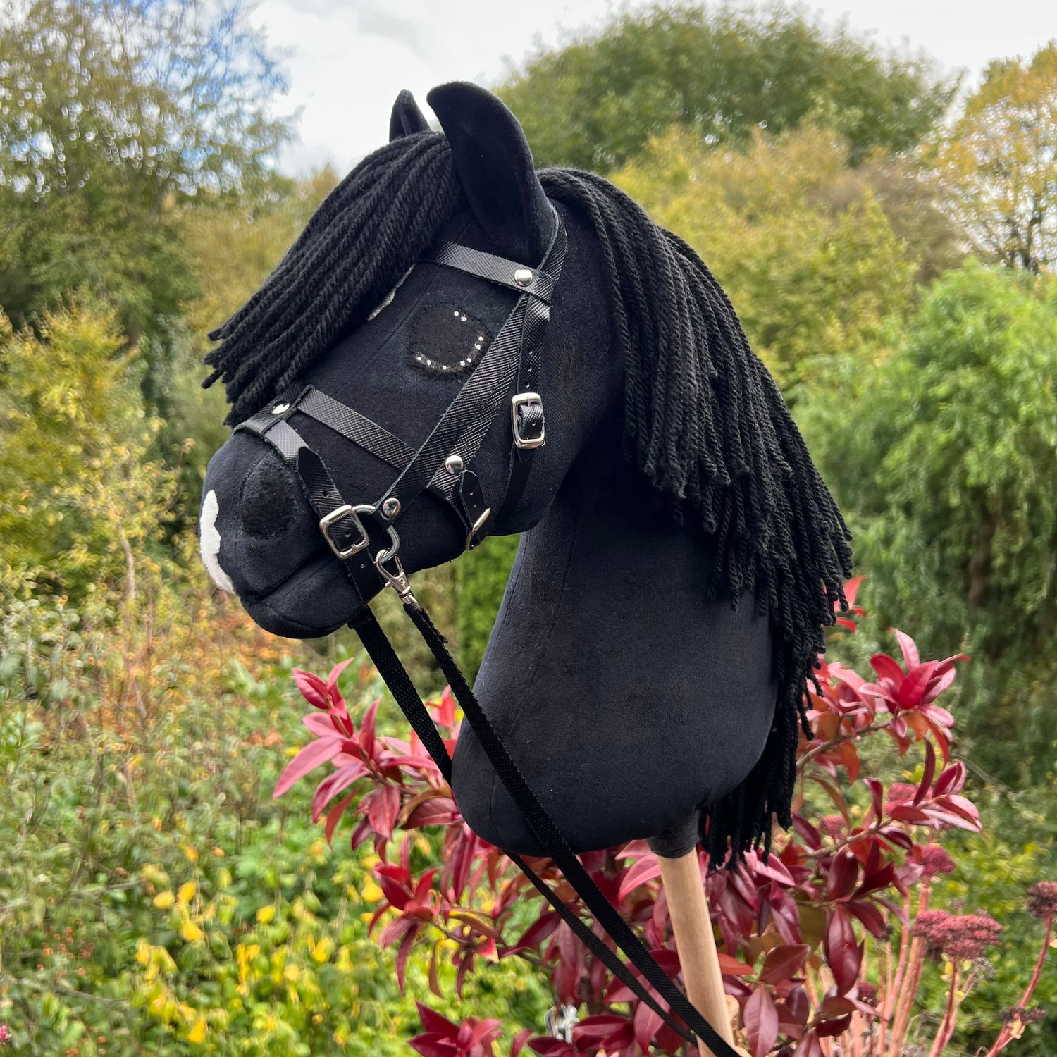 Hobbyhorse model Paard, zwart met bles, snap, Engels hoofdstel