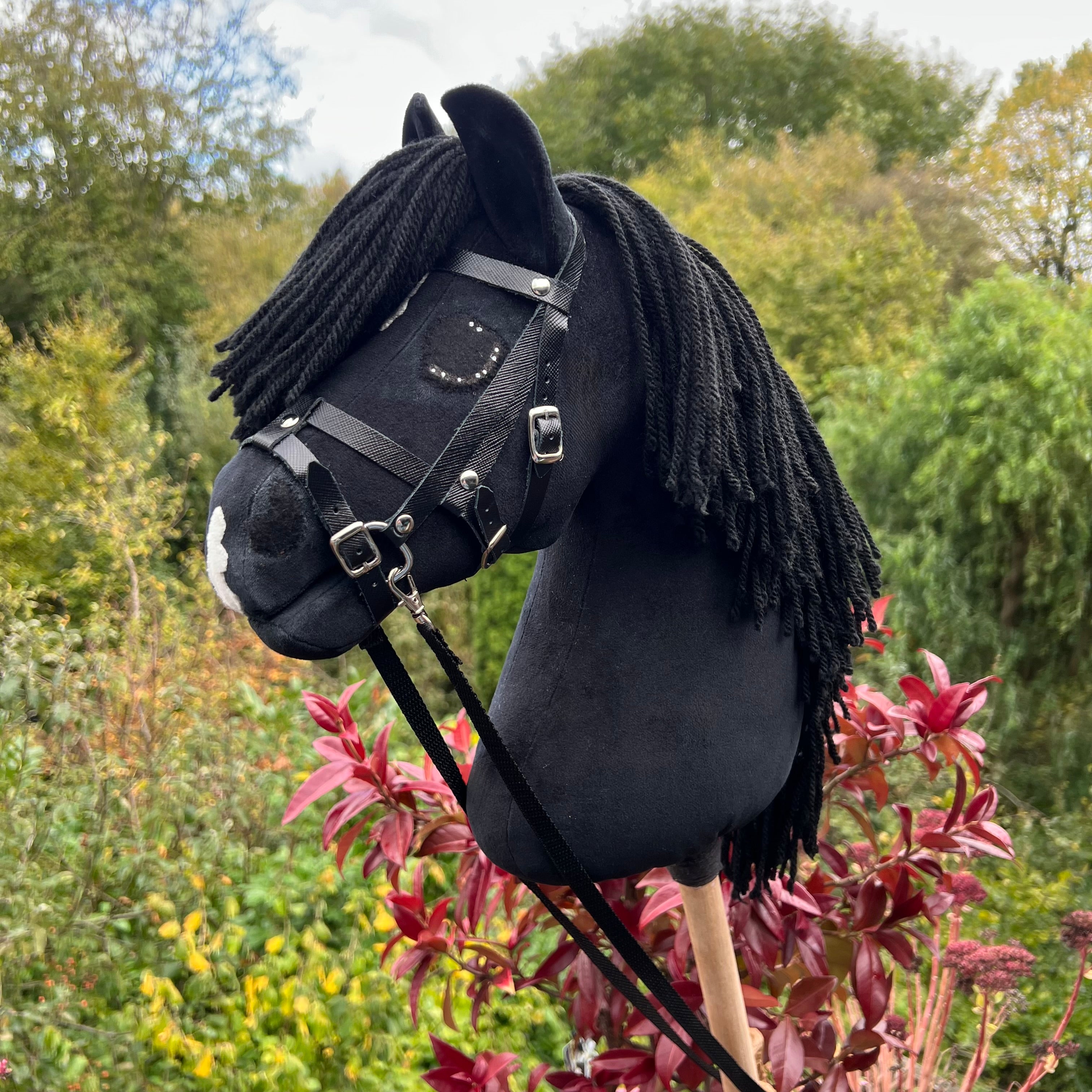 Hobbyhorse model Paard, zwart met bles, snap, Engels hoofdstel