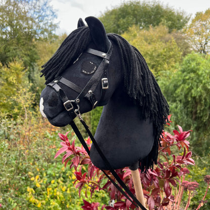 Hobbyhorse model Paard, zwart met bles, snap, Engels hoofdstel
