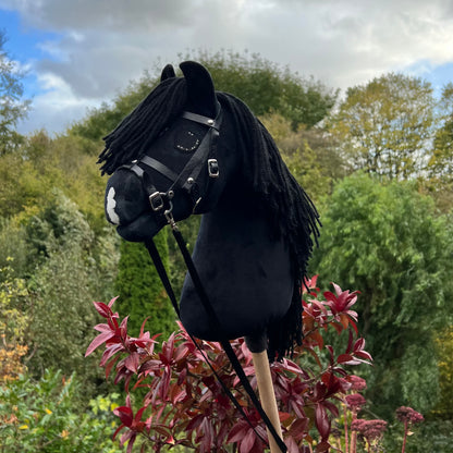 Hobbyhorse model Paard, zwart met bles, snap, Engels hoofdstel