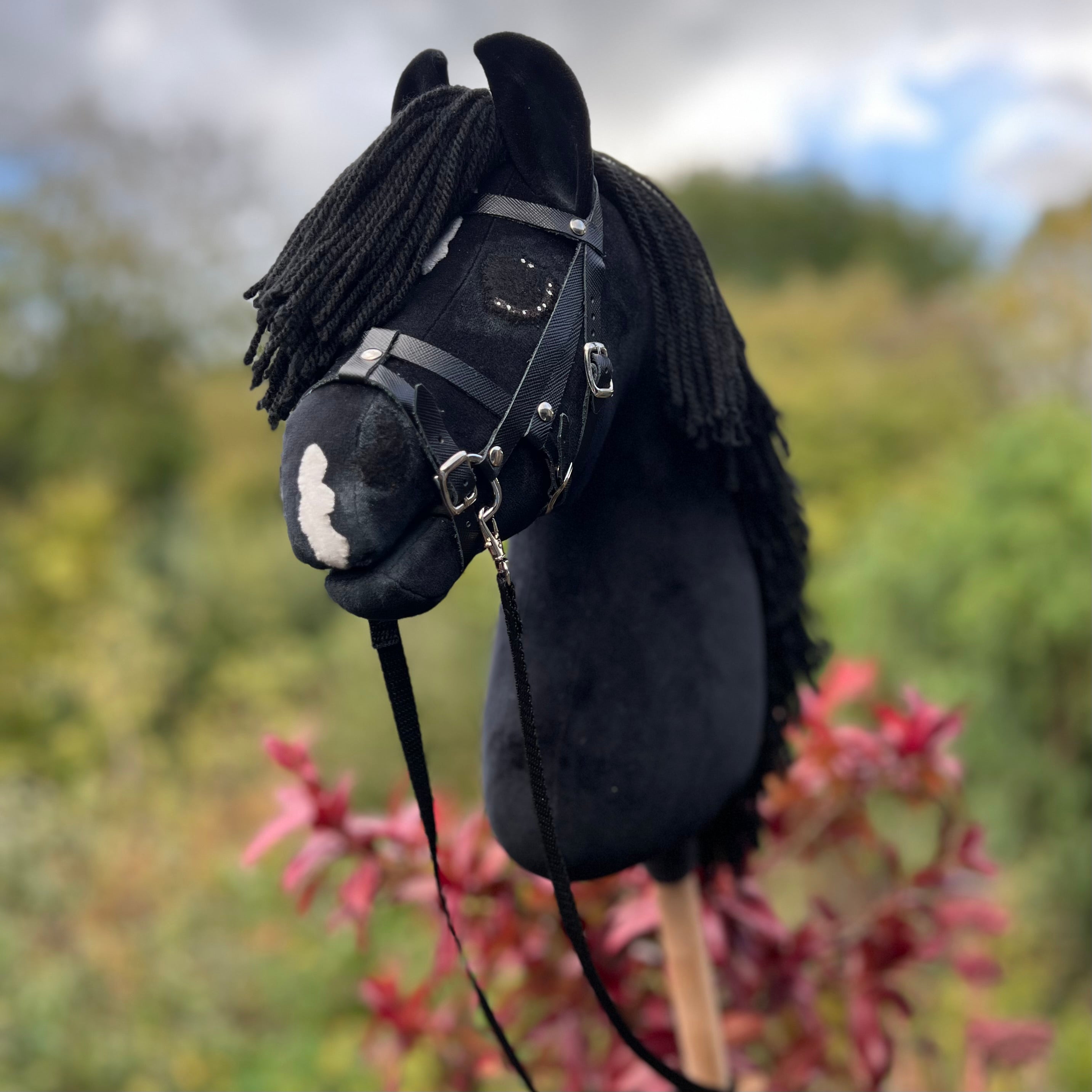 Hobbyhorse model Paard, zwart met bles, snap, Engels hoofdstel