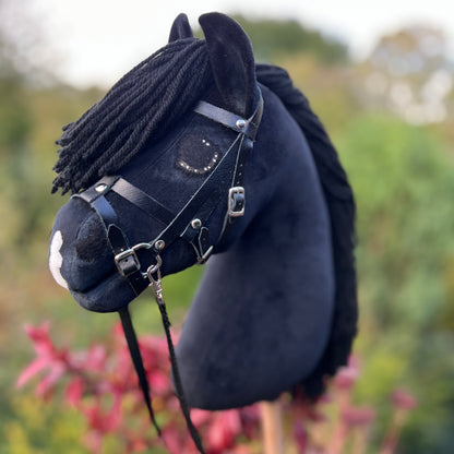 Hobbyhorse model Paard, zwart met bles, snap, Engels hoofdstel