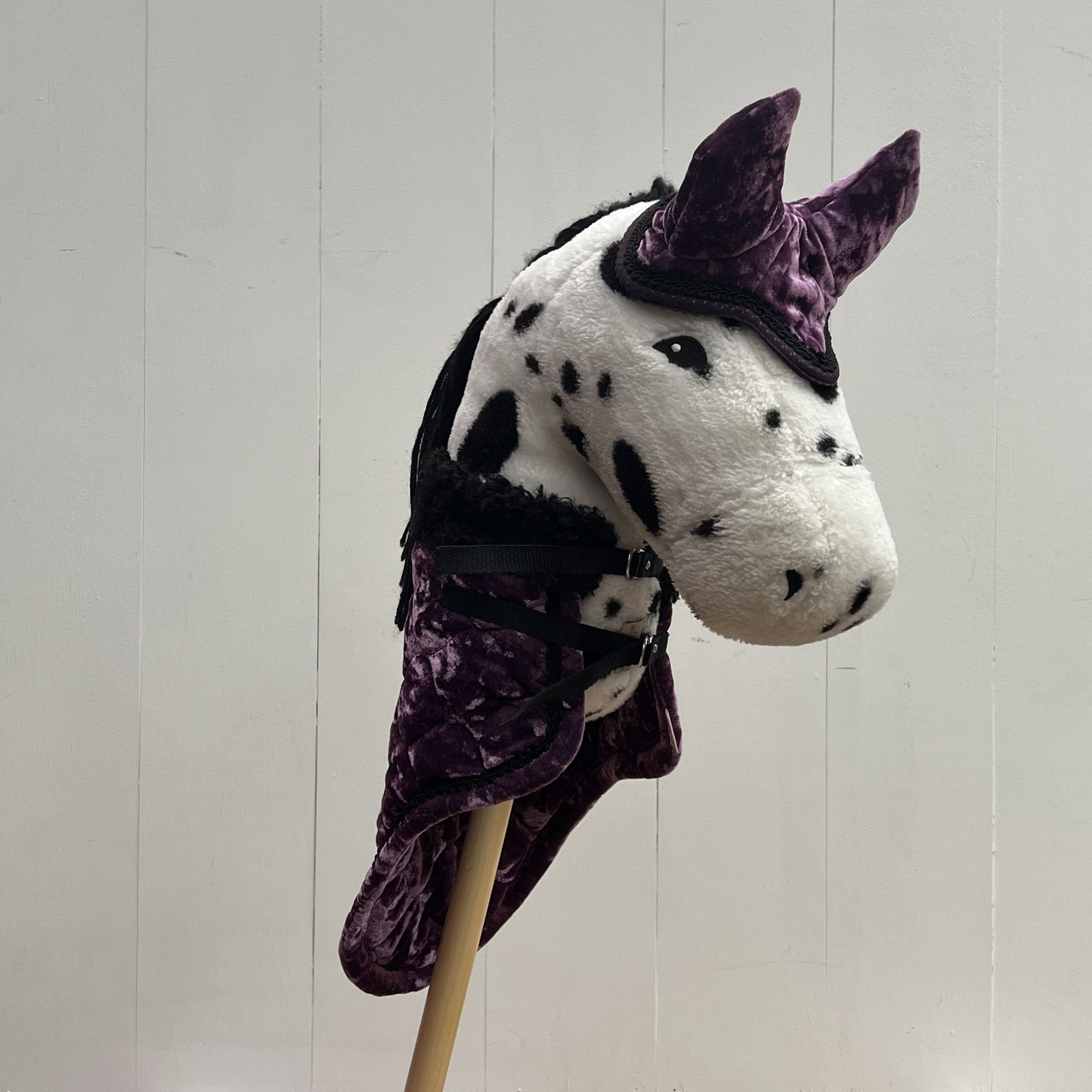 Dekentje kort By Astrup / Stip de pony paars fluweel met zwart bandje