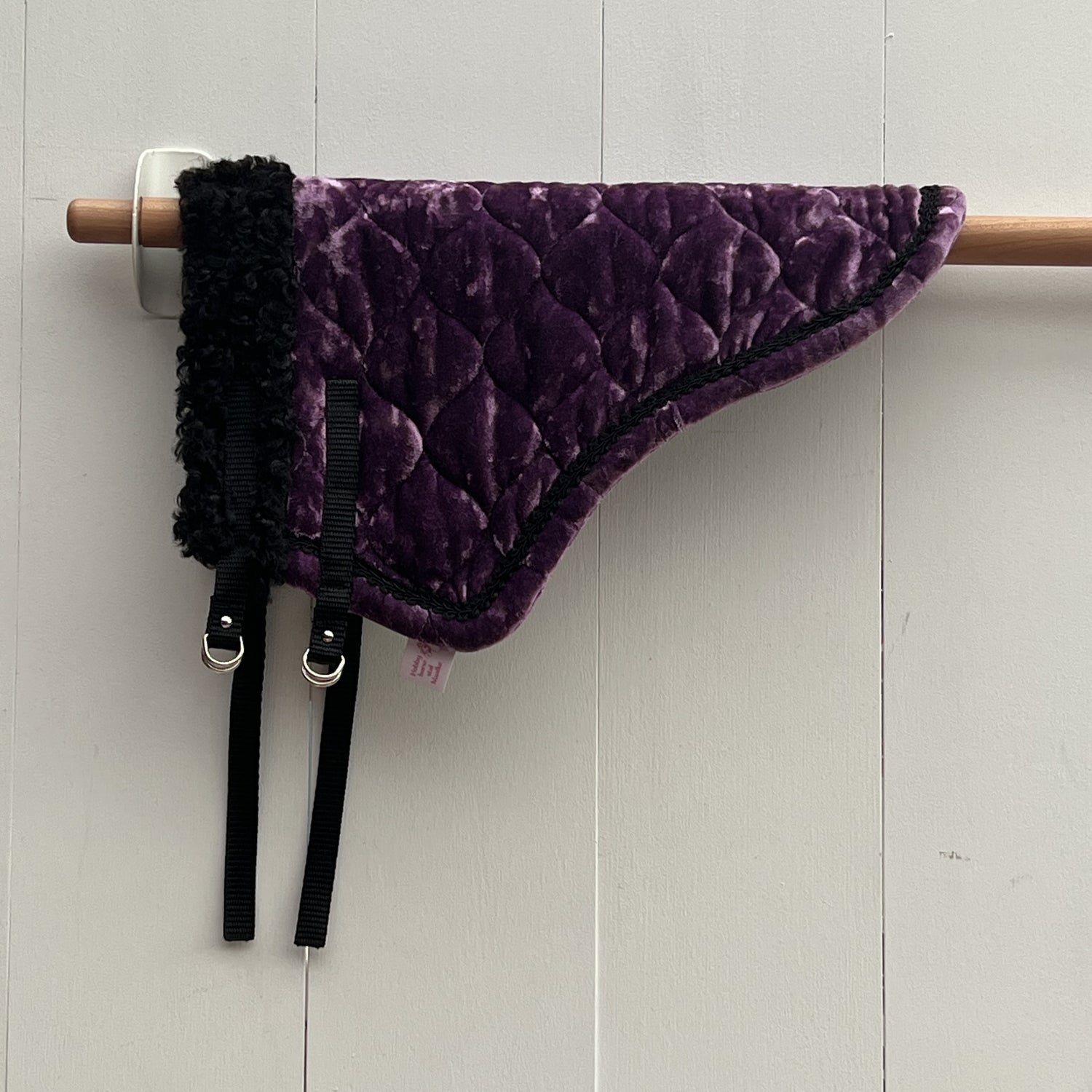 Dekentje kort By Astrup / Stip de pony paars fluweel met zwart bandje