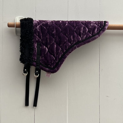 Dekentje kort By Astrup / Stip de pony paars fluweel met zwart bandje