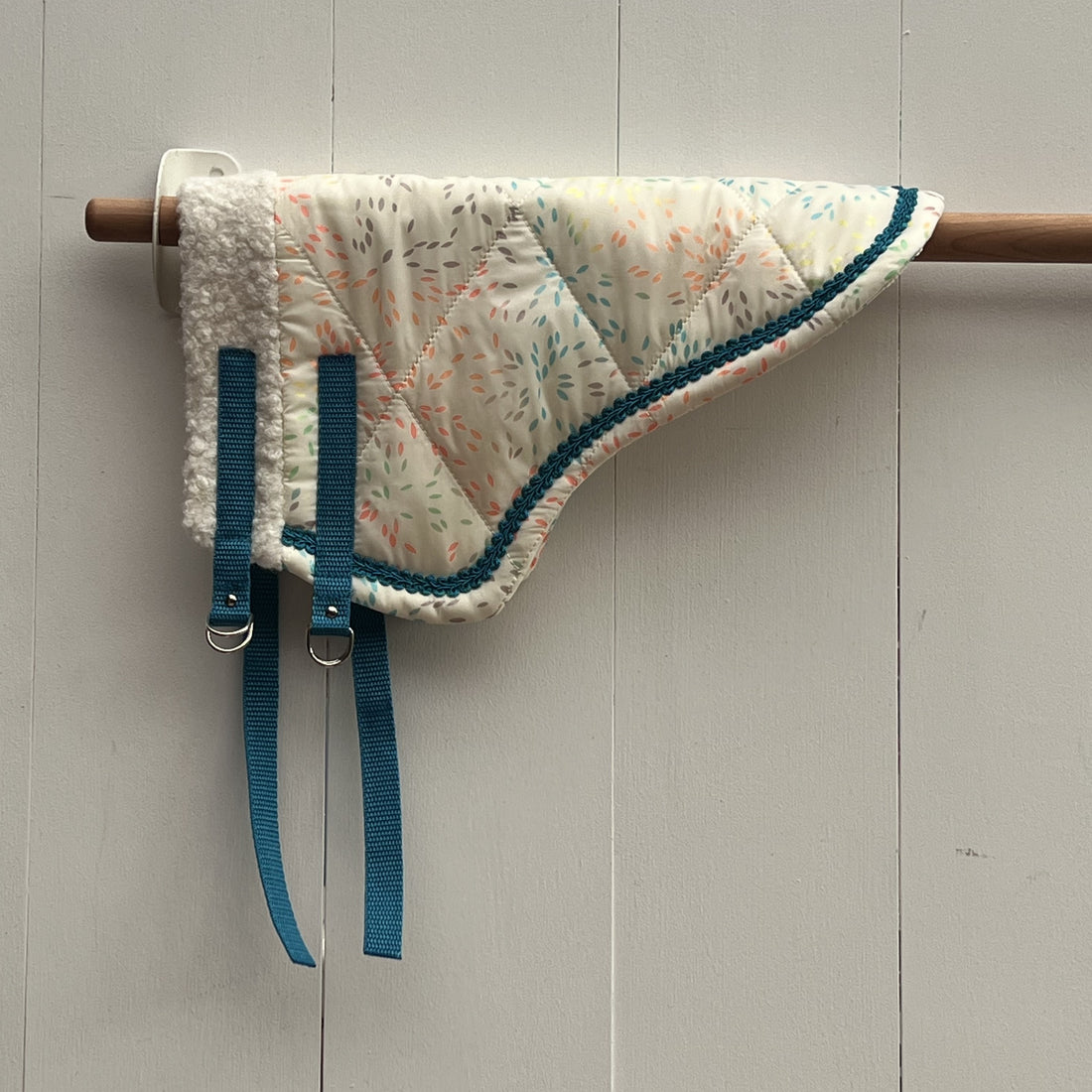 Dekentje kort By Astrup / Stip de pony crème met gekleurde figuurtjes