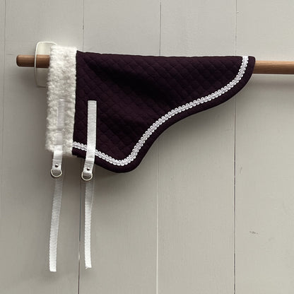 Dekentje kort By Astrup / Stip de pony donker paars met wit band