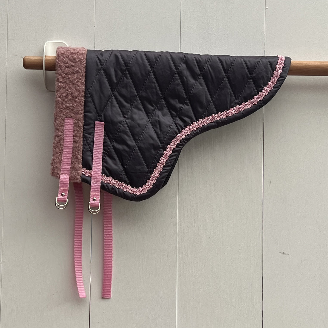 Dekentje kort By Astrup / Stip de pony paars met roze glitter bandje