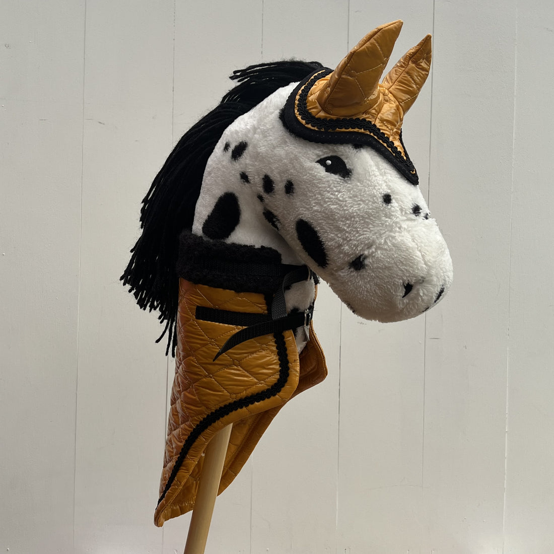 Dekentje kort By Astrup / Stip de pony geel glimmende stof met zwart bandje