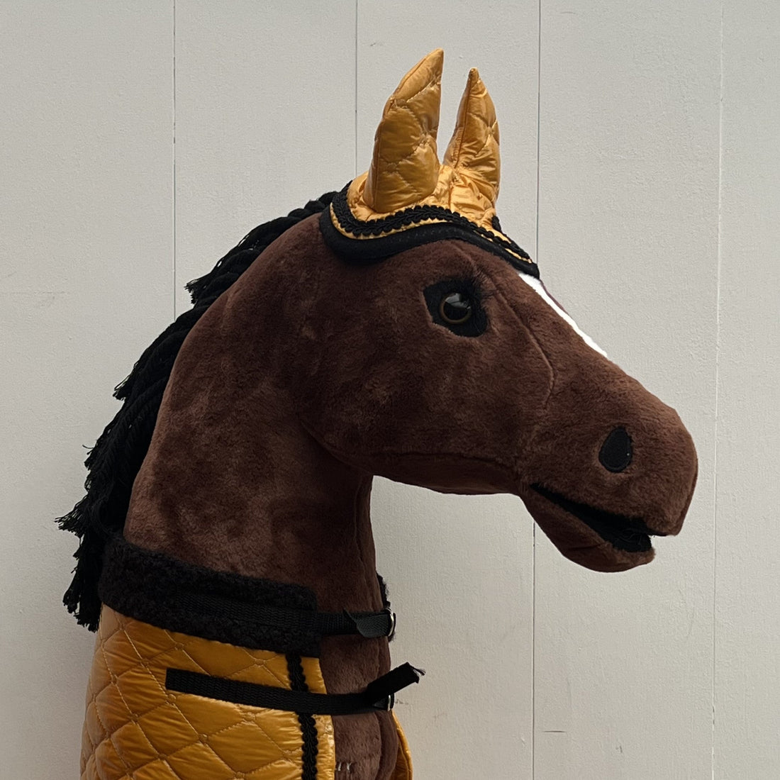 Oornetje geel glimmende stof bies zwart met zwart bandje