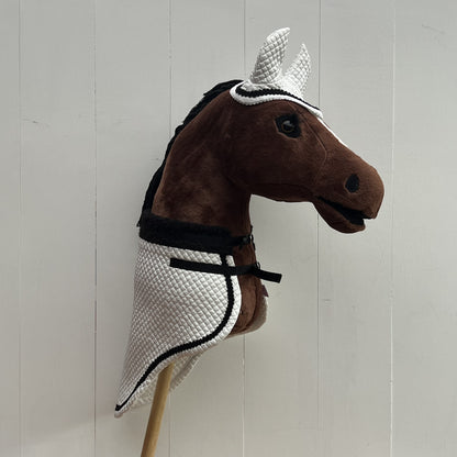 Oornetje wit met zwart bandje