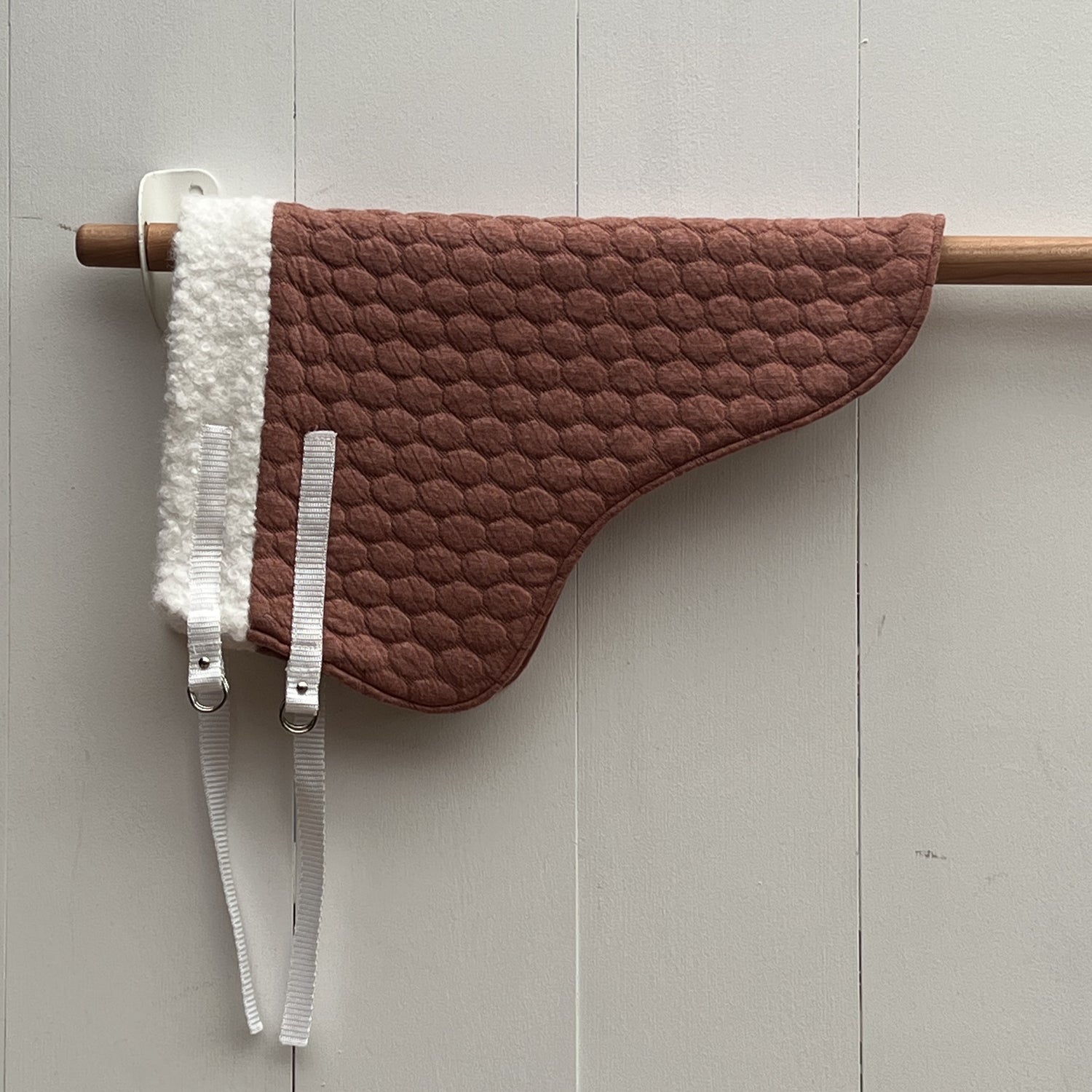 Dekentje kort rood gebreid met bolletjes