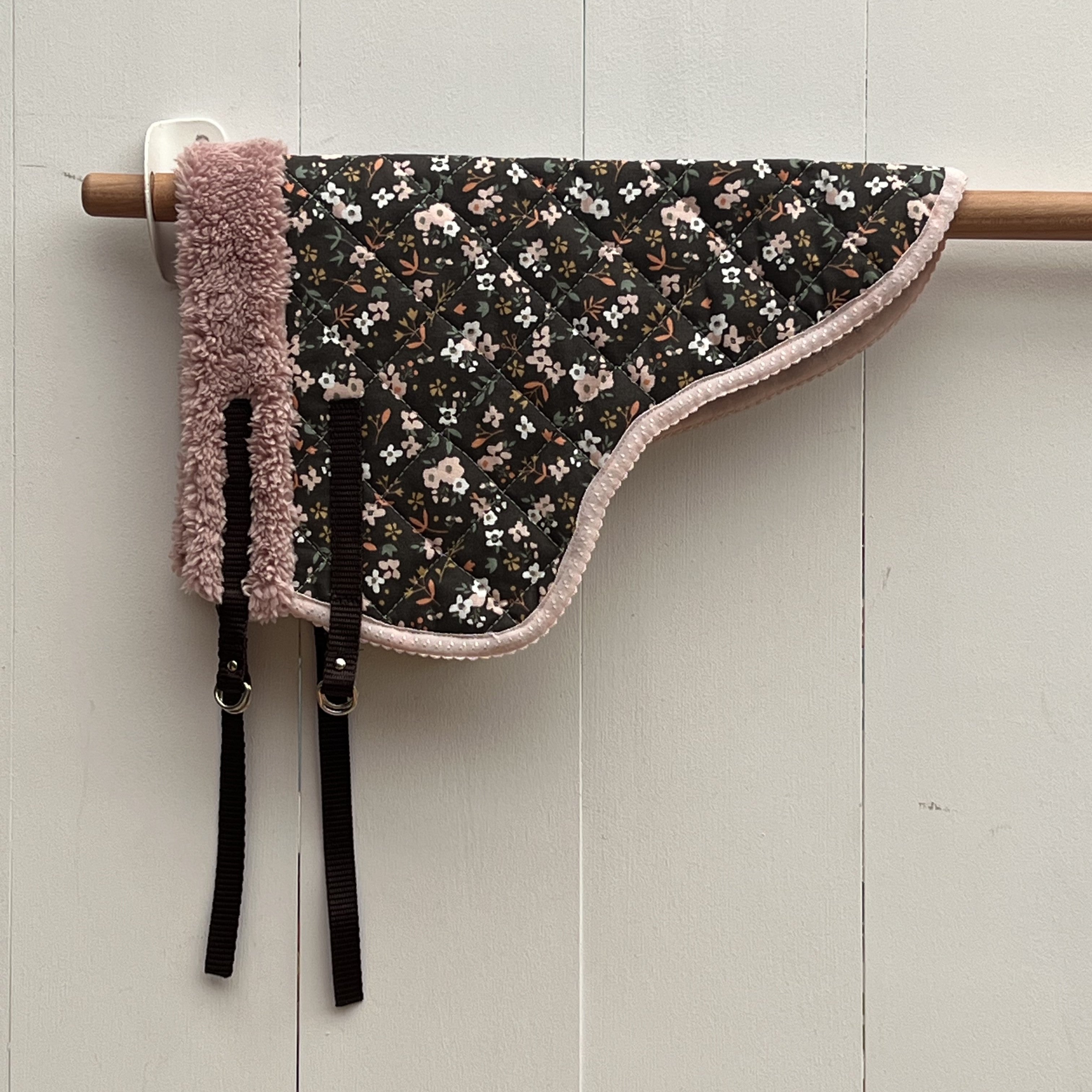 Dekentje kort bruin met gekleurde bloemetjes + oornetje