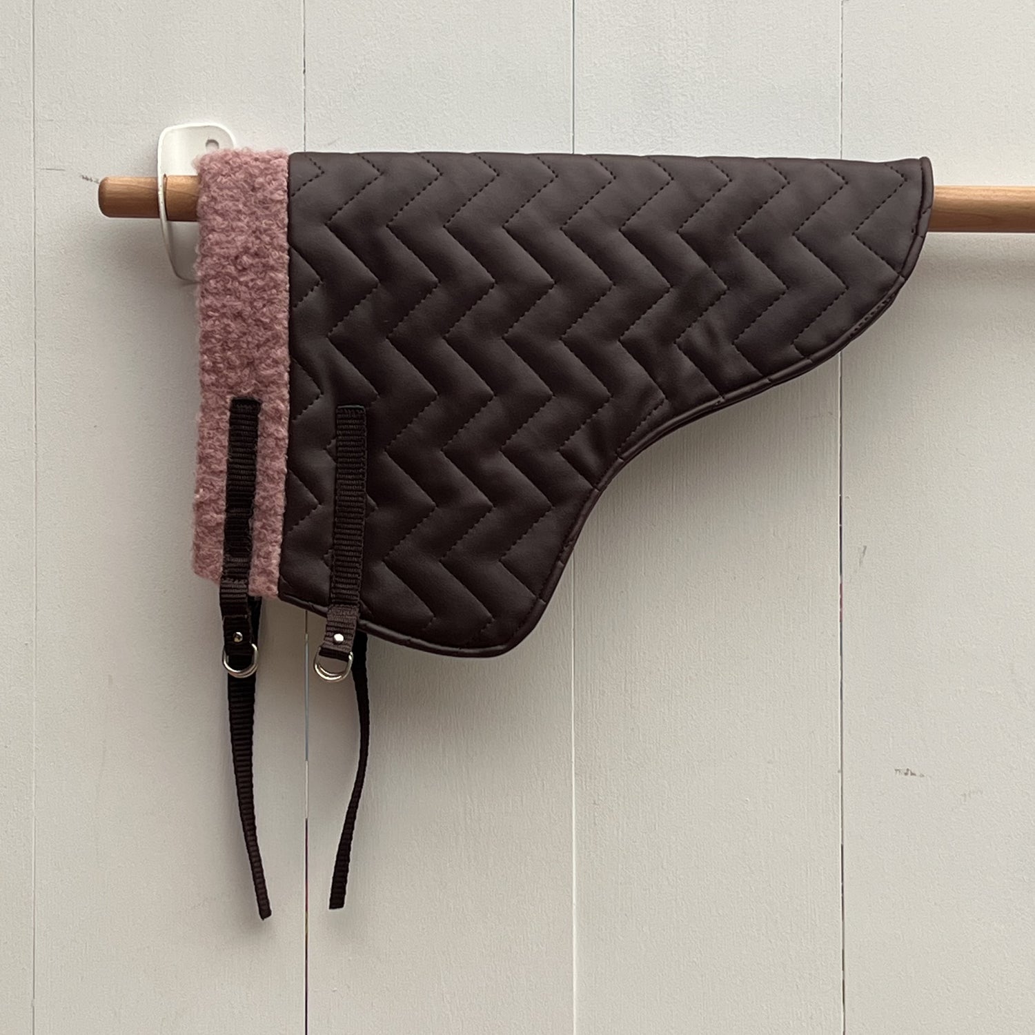 Dekentje kort bruin leerachtig + oornetje