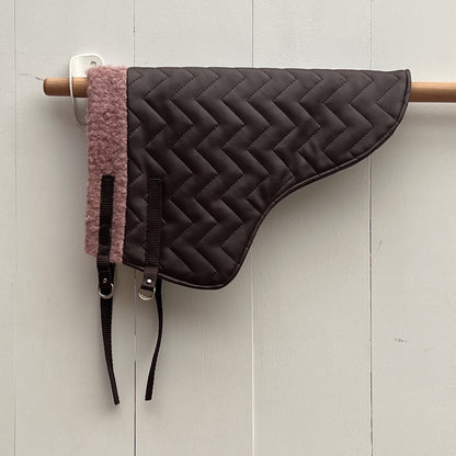 Dekentje kort bruin leerachtig + oornetje