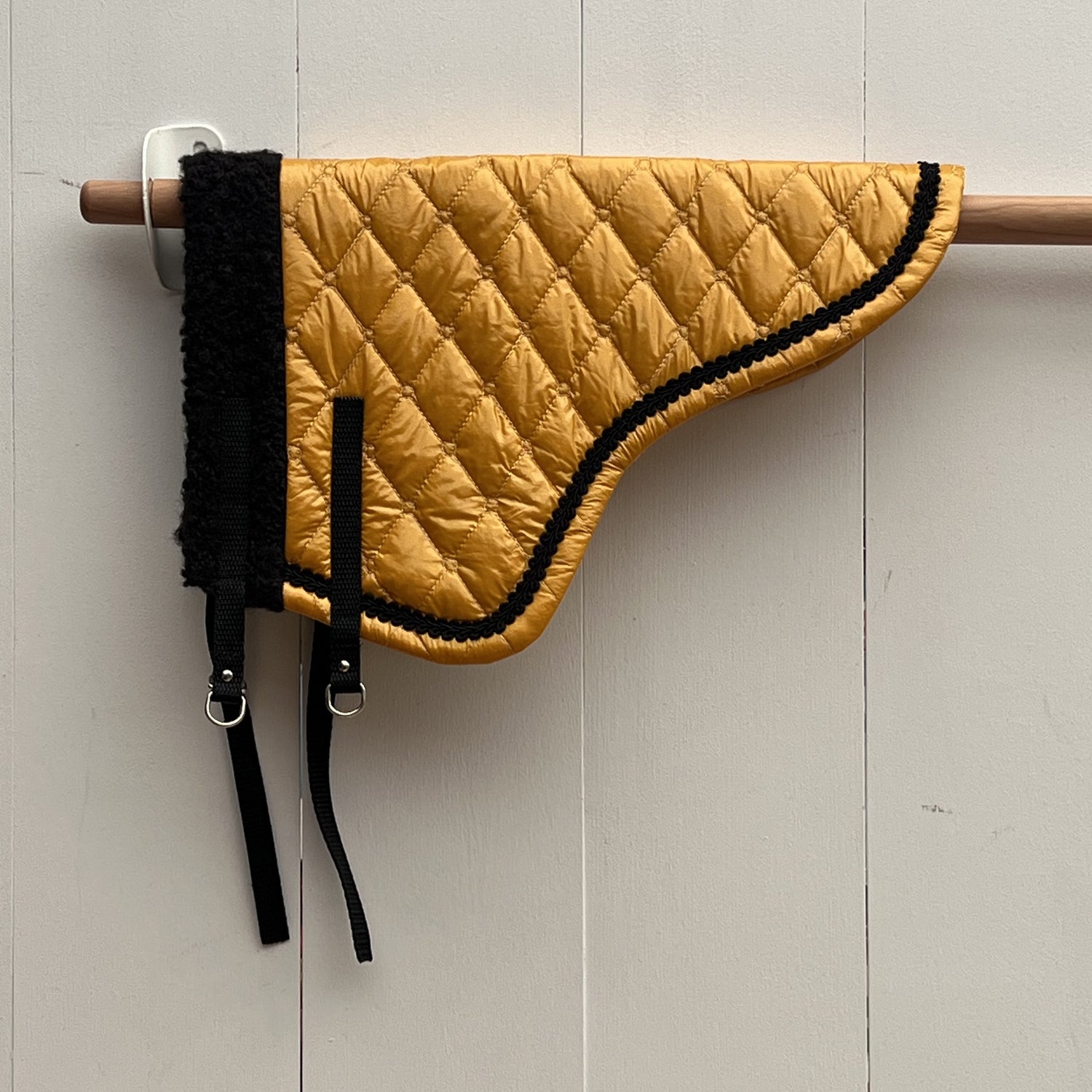 Dekentje kort geel glimmende stof met zwart bandje + oornetje