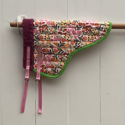 Dekentje kort crème met gekleurde bloemen + oornetje