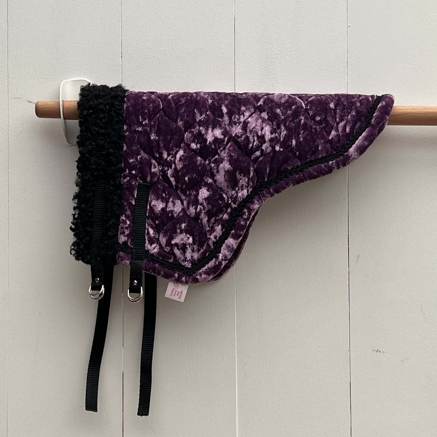 Dekentje kort paars fluweel met zwart bandje + oorntje