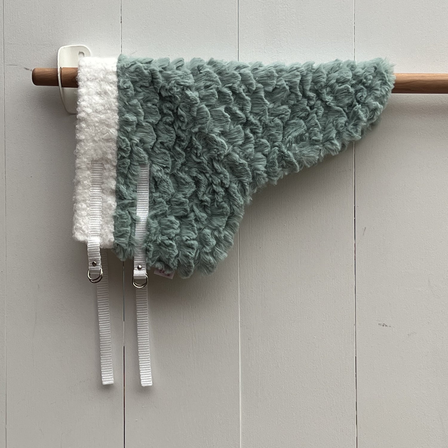 Dekentje kort groen stof heeft een schulp