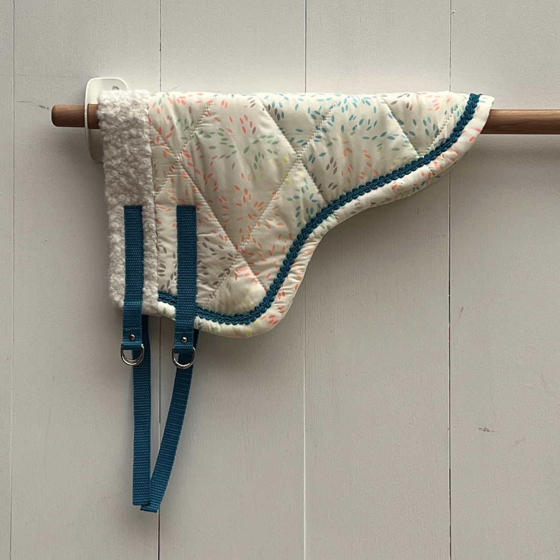 Dekentje kort crème met gekleurde figuurtjes