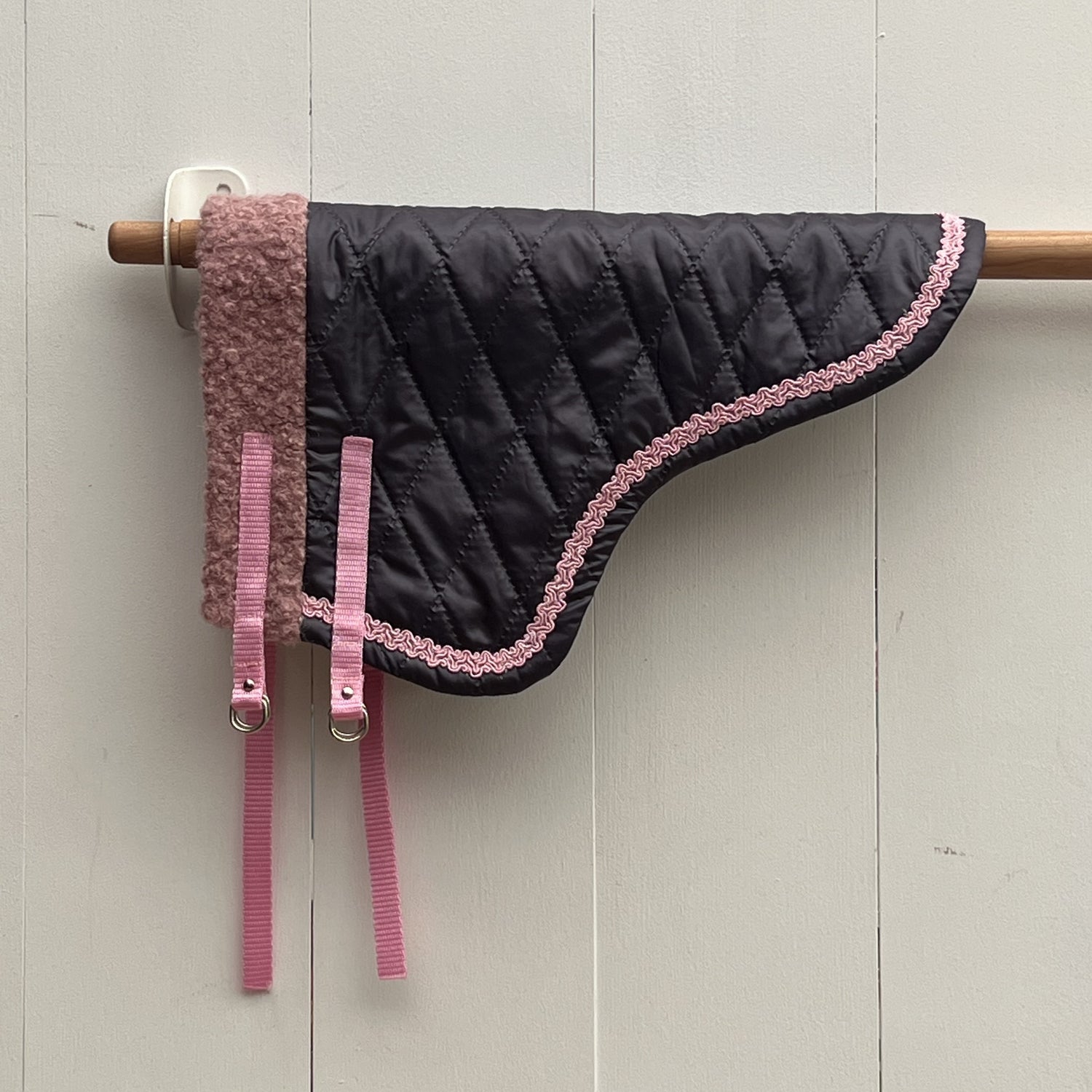 Dekentje kort paars met roze glimmend bandje