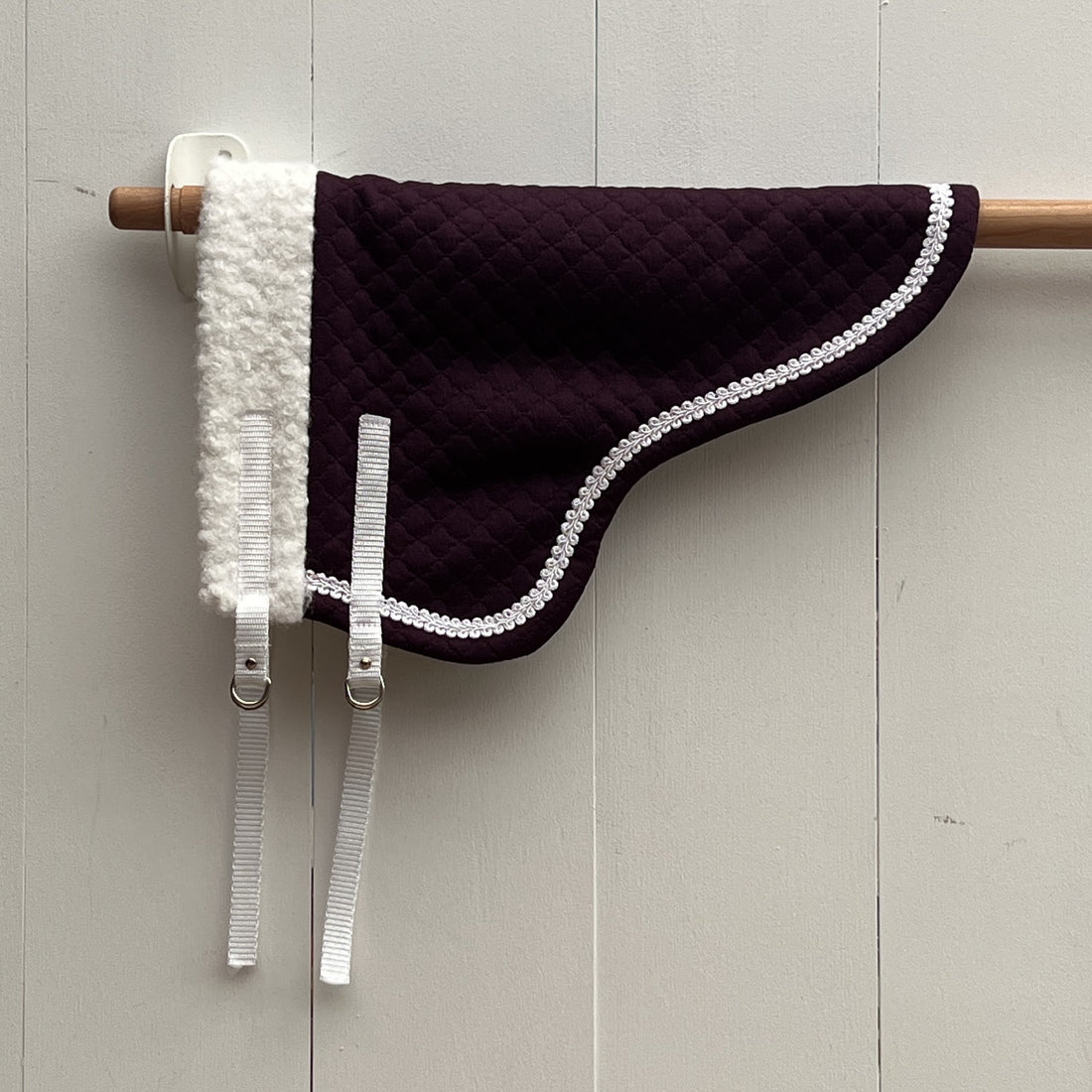 Dekentje kort  paars met wit bandje + oorntje