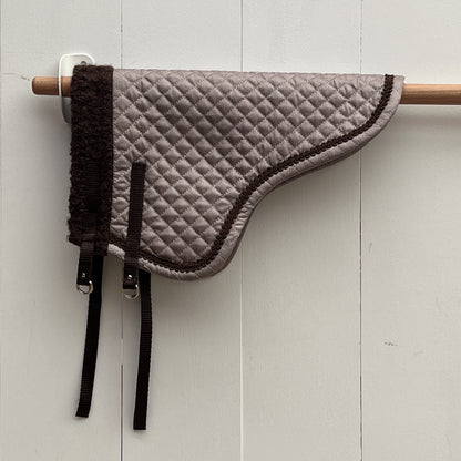 Dekentje kort By Astrup / Stip de pony grijs met zwart bandje