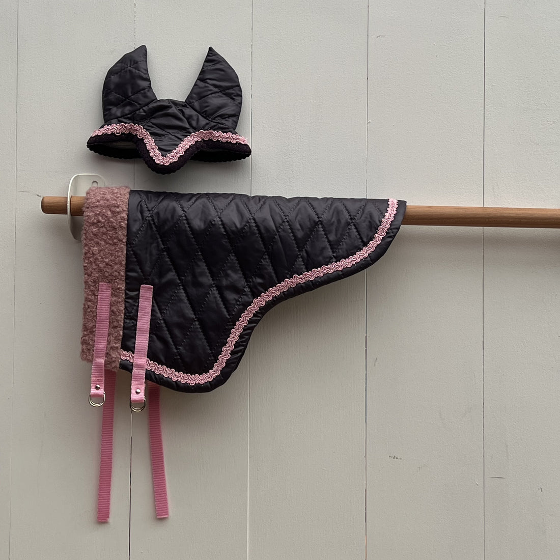 Dekentje kort paars met roze glimmend bandje + oorntje