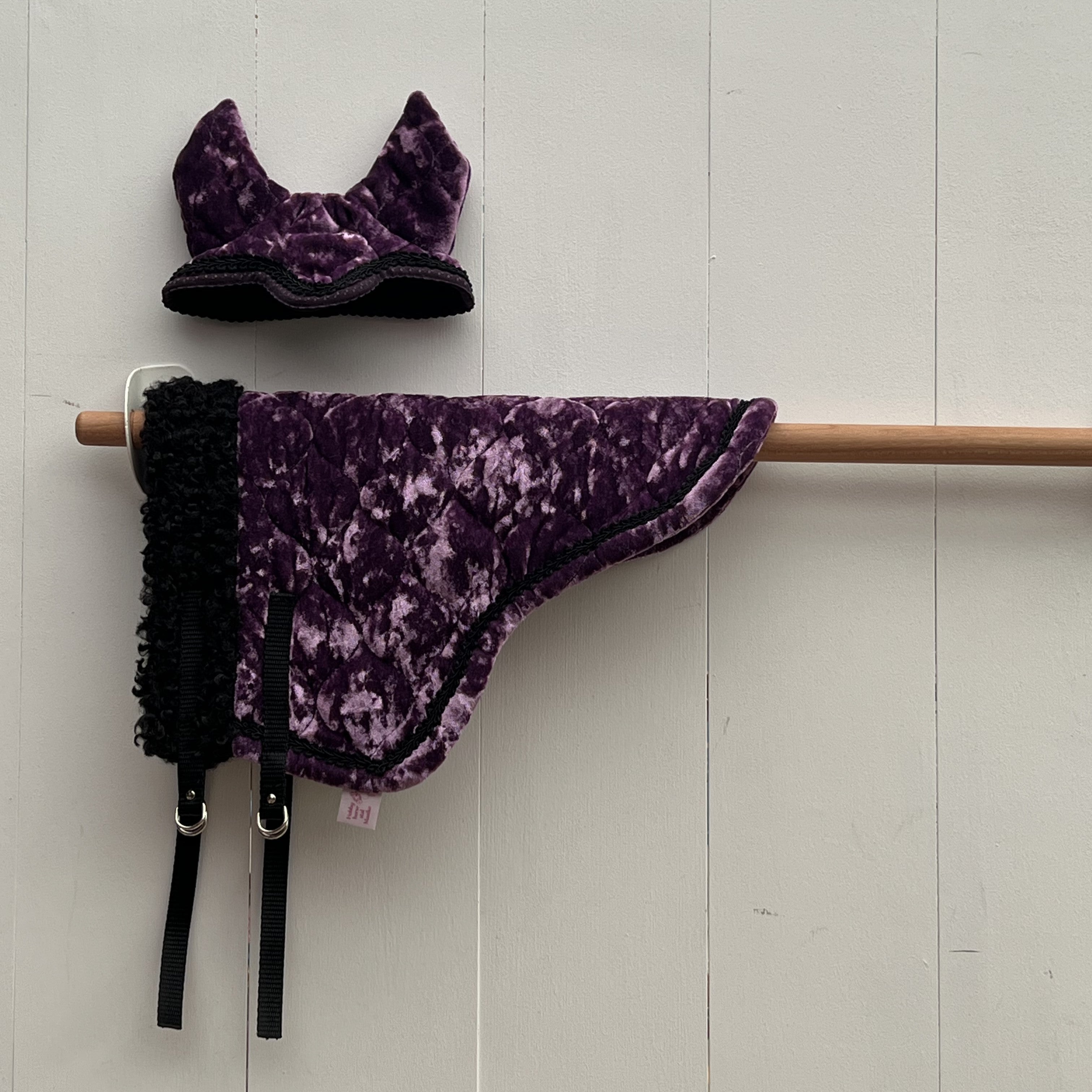Dekentje kort paars fluweel met zwart bandje + oorntje