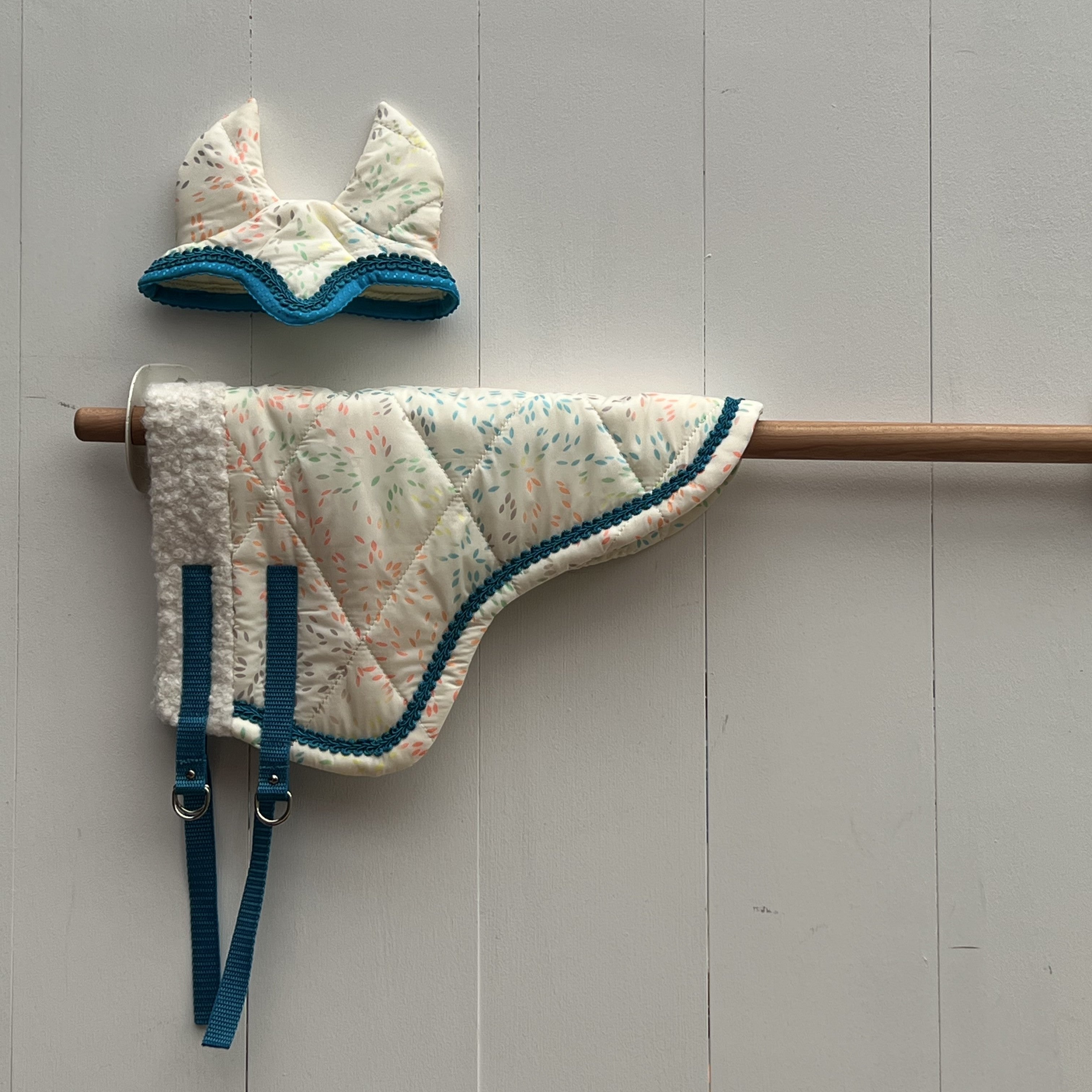 Dekentje kort crème met gekleurde figuurtjes