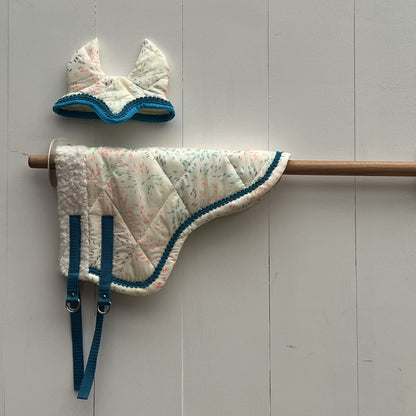 Dekentje kort crème met gekleurde figuurtjes