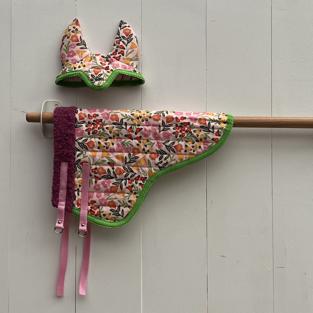 Dekentje kort crème met gekleurde bloemen + oornetje