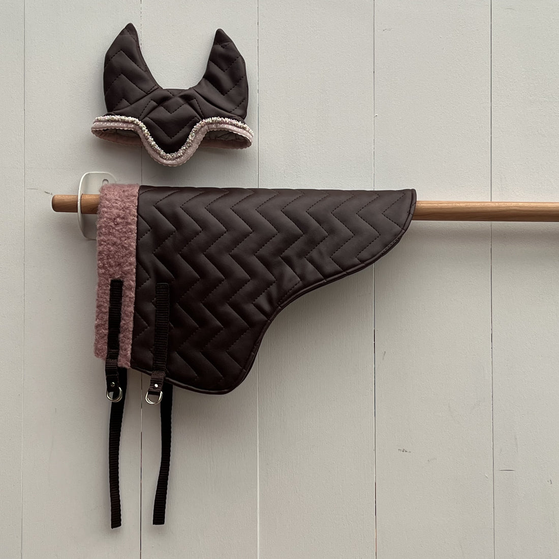 Dekentje kort bruin leerachtig + oornetje