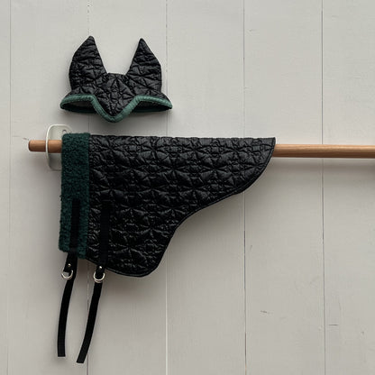 Dekentje kort zwart met gestikte steren + oorntje