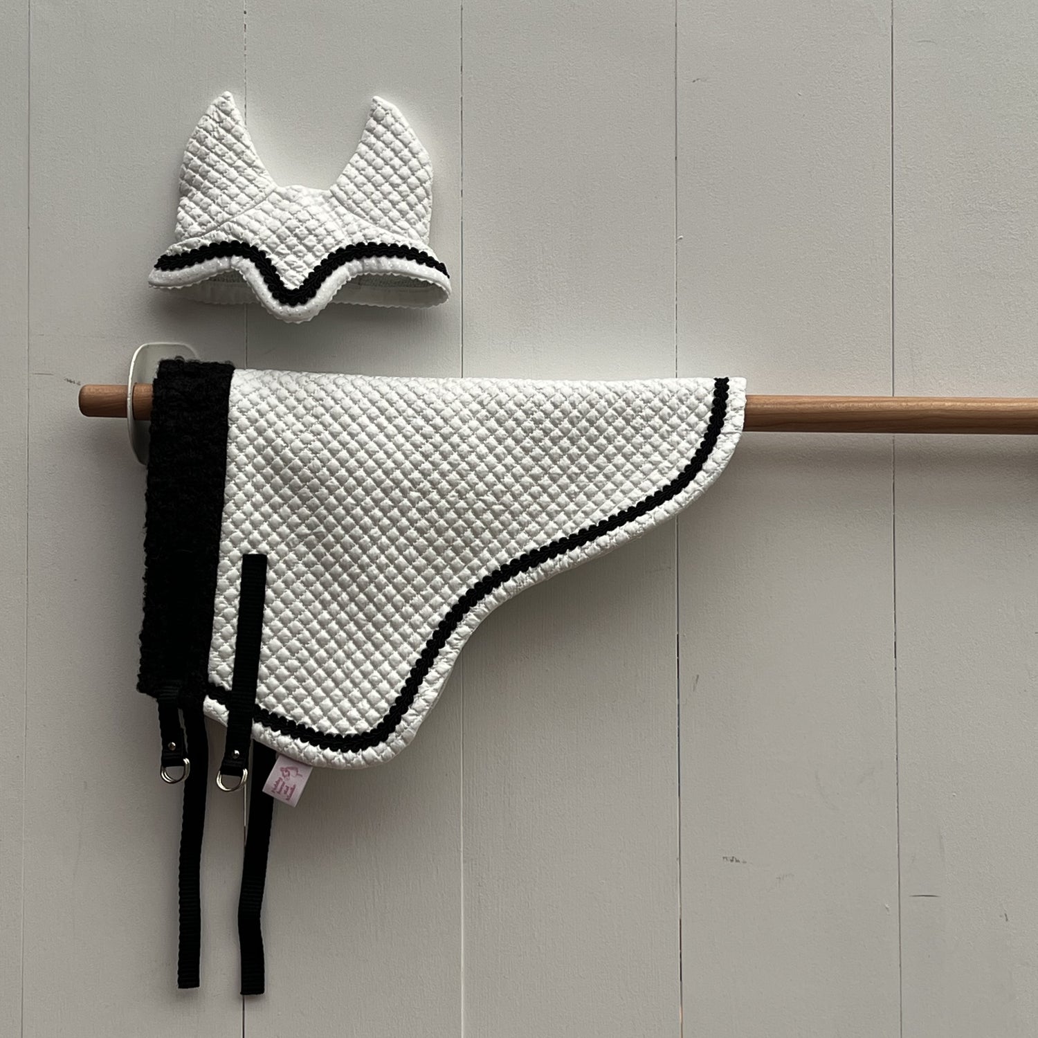 Dekentje kort wit met zwart bandje + oorntje