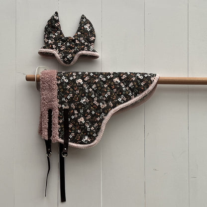 Dekentje kort bruin met gekleurde bloemetjes + oornetje