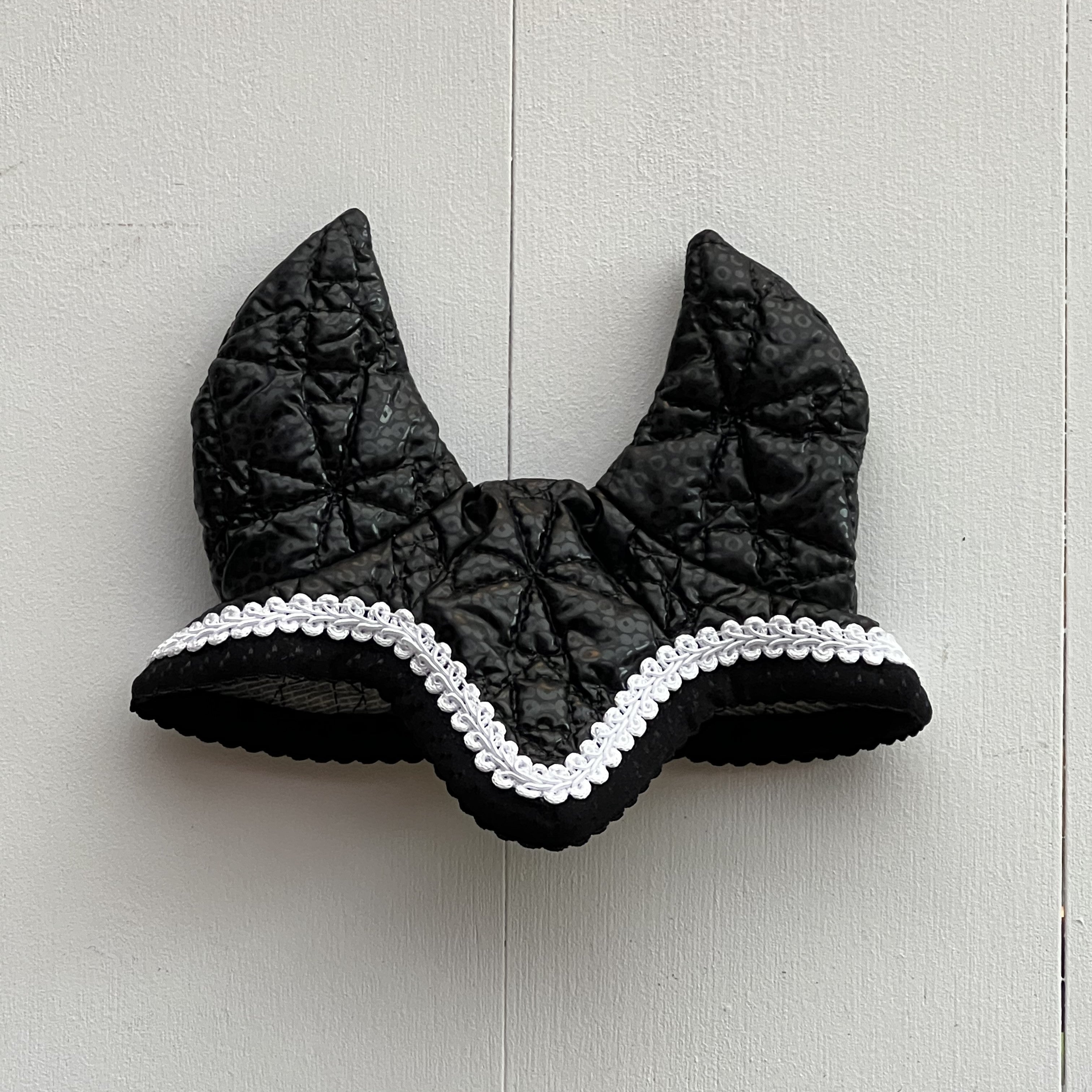 Oornetje zwart gestikte sterren met wit bandje