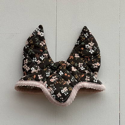 Oornetje bruine stof met bloemetjes met roze bies