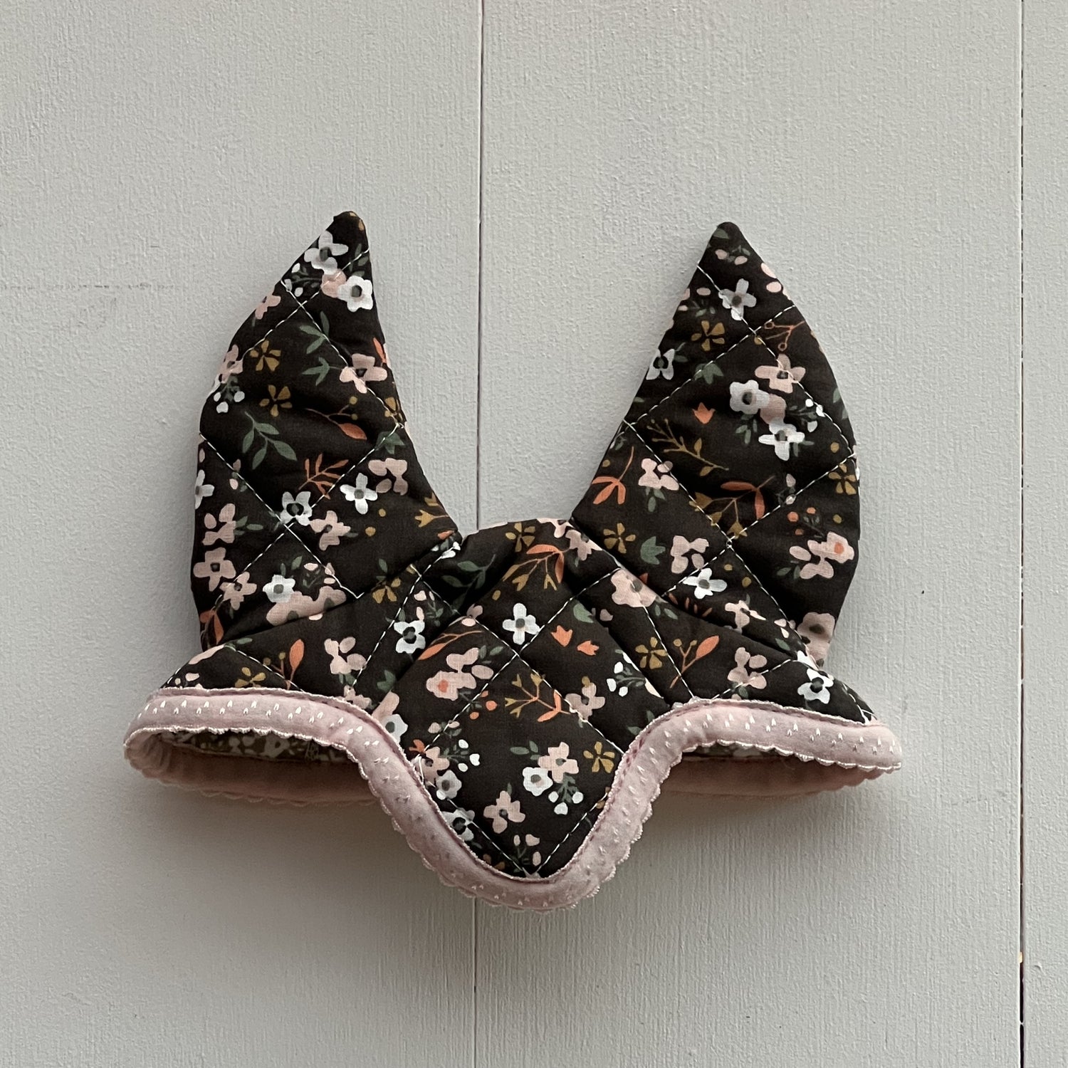 Dekentje kort bruin met gekleurde bloemetjes + oornetje