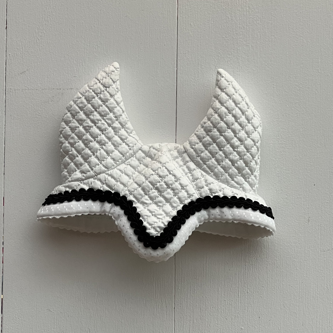 Oornetje wit met zwart bandje