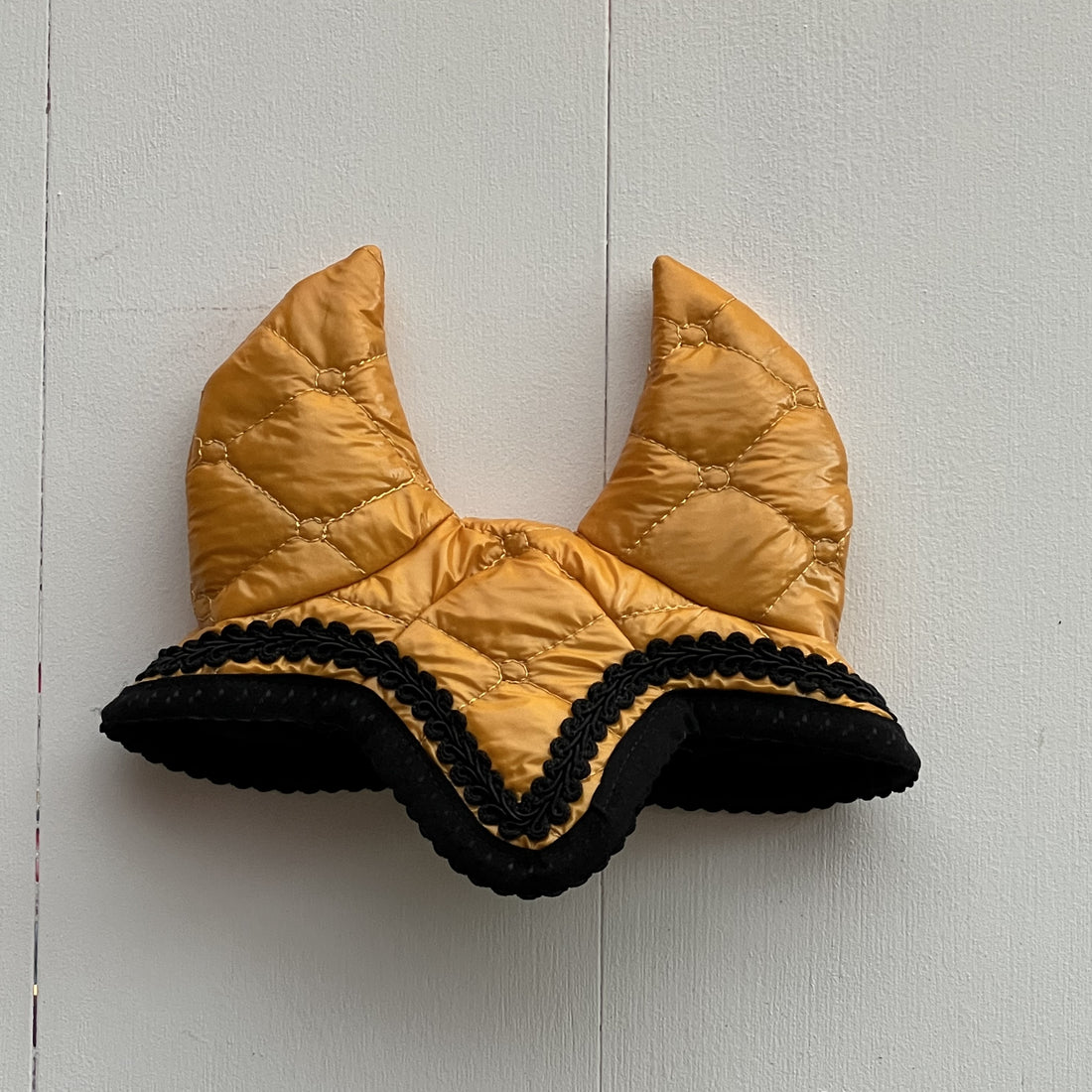 Oornetje geel glimmende stof bies zwart met zwart bandje