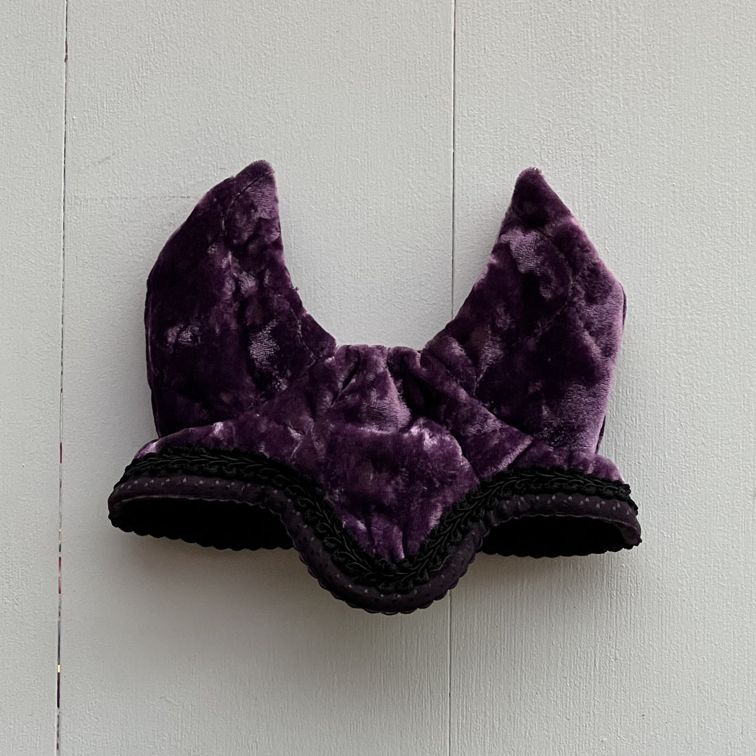 Oornetje paars fluweel bies zwart met zwart bandje