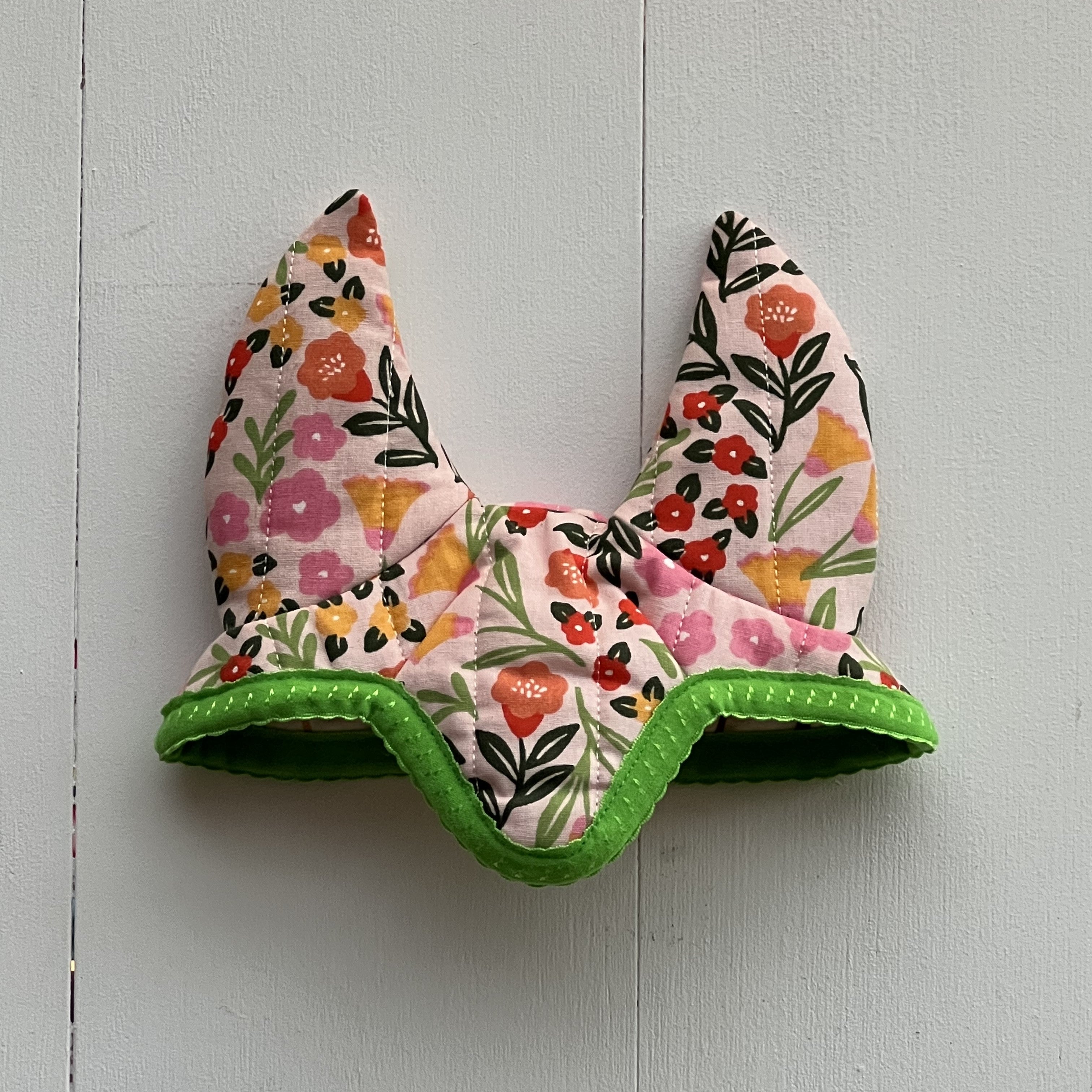 Dekentje kort crème met gekleurde bloemen + oornetje