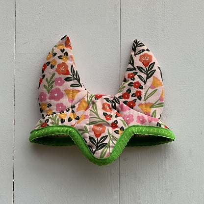 Dekentje kort crème met gekleurde bloemen + oornetje