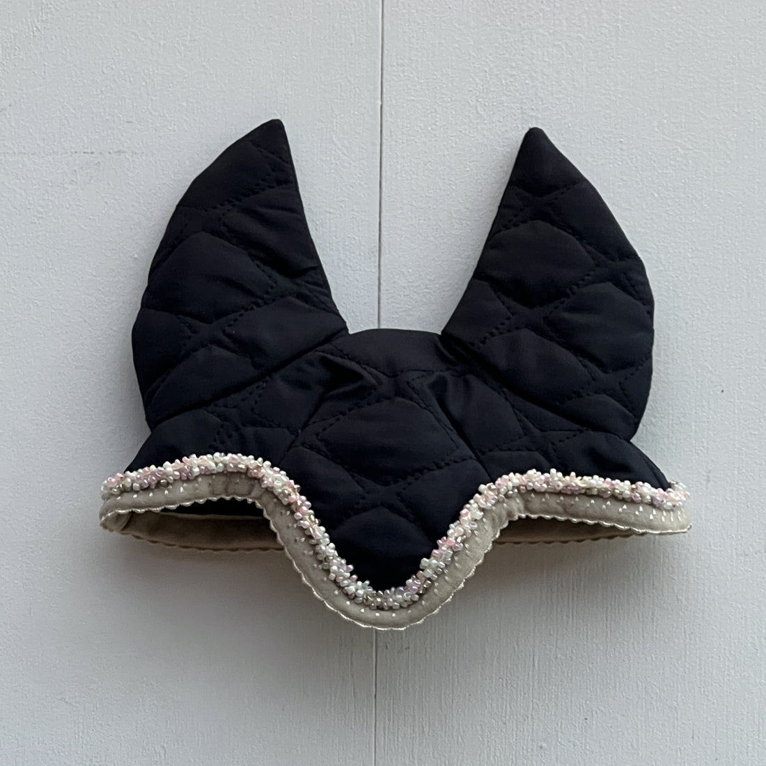 Oornetje blauw bies zand afgewerkt met gekleurde kraaltjes